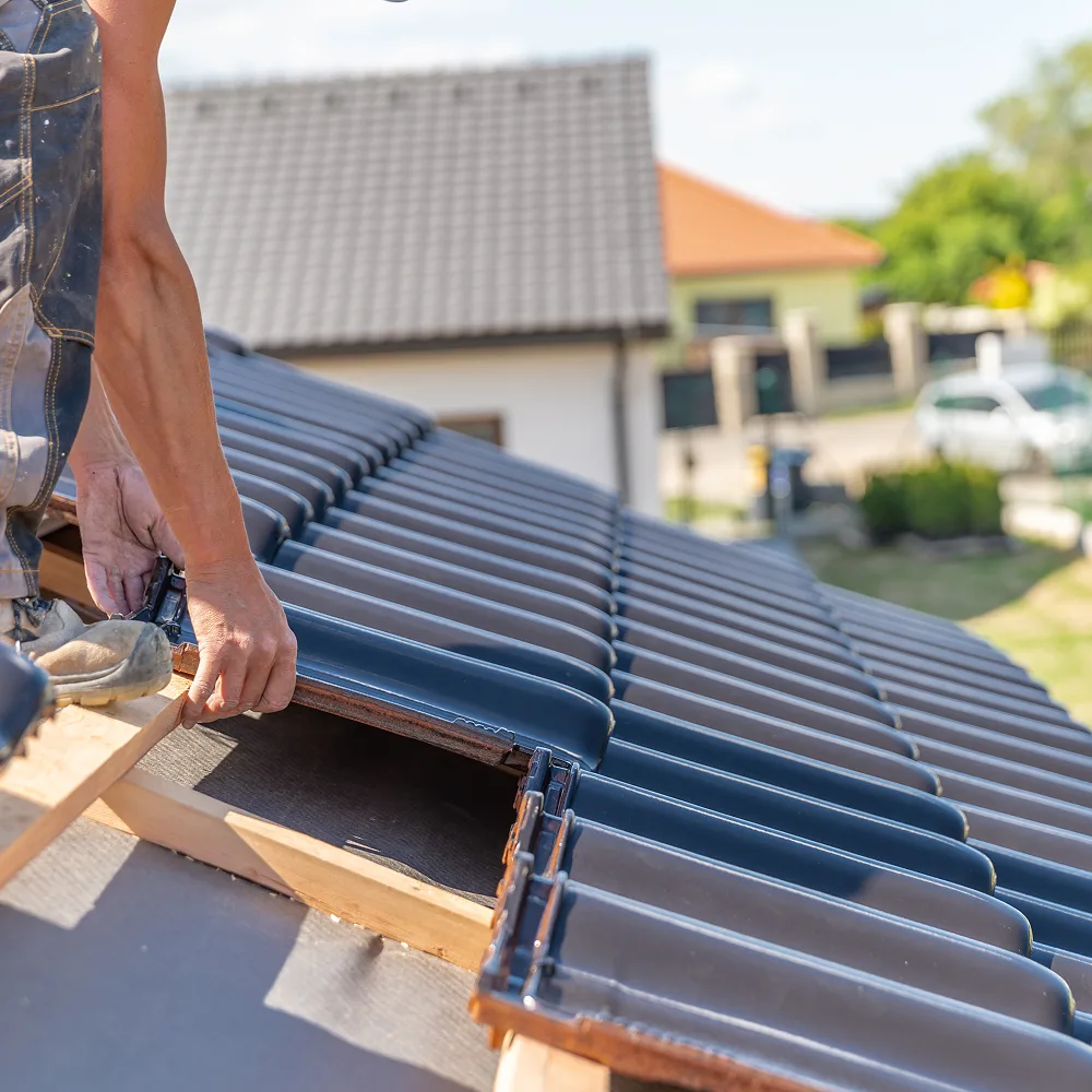Démoussage de toiture : pourquoi et à quelle fréquence le faire à Villiers-le-Bel